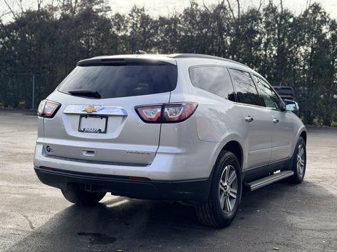 Used 2017 Chevrolet Traverse LT image 3