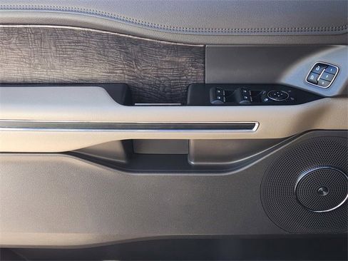 Used 2021 Ford Expedition Max Limited image 24