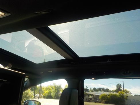 Used 2025 Chrysler Pacifica Premium image 18