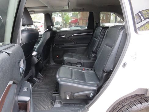Used 2015 Toyota Highlander Limited w/ Driver Technology Package AWD/4WD image 21