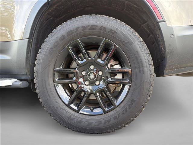 Used 2023 Land Rover Defender 130 SE AWD/4WD image 9