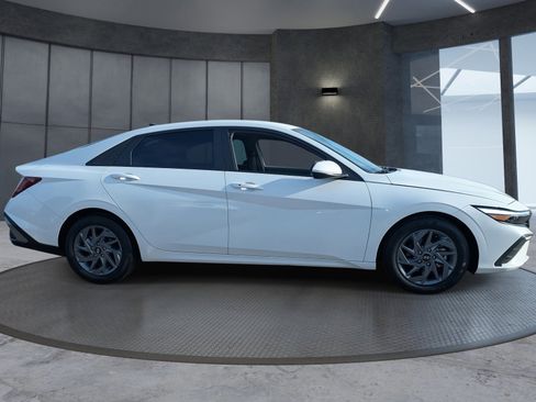 Used 2024 Hyundai Elantra SEL image 7