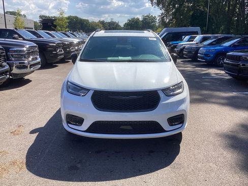 New 2026 Chrysler Pacifica Limited w/ Uconnect Theater Family Group AWD/4WD image 2