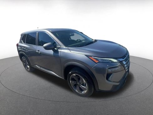 Used 2025 Nissan Rogue SV image 2