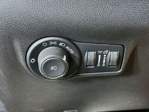 Used 2025 Jeep Compass Trailhawk AWD/4WD image 17