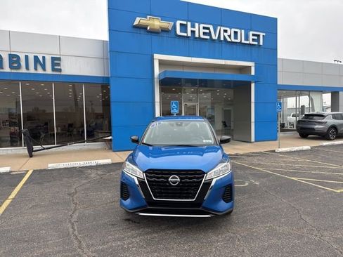 Used 2021 Nissan Kicks S image 2