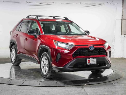 Used 2021 Toyota RAV4 LE w/ Carpet Mat Package (TMS) AWD/4WD image 6