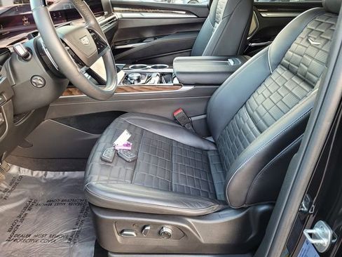 Used 2025 Cadillac Escalade ESV Premium Luxury Platinum image 17
