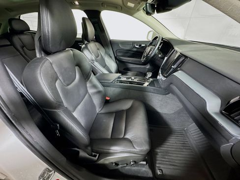 Used 2018 Volvo XC60 T5 Momentum w/ Vision Package image 27