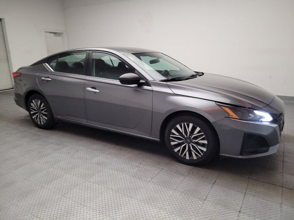 Used 2024 Nissan Altima 2.5 SV FWD image 11