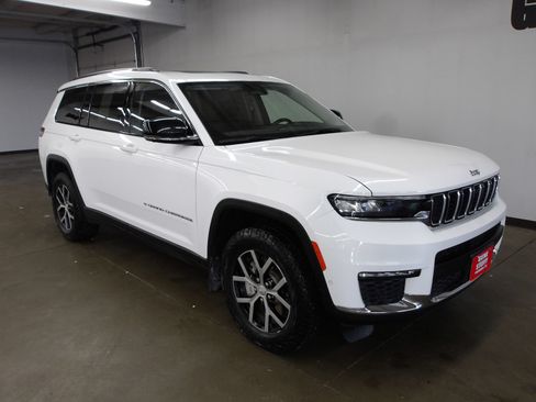 Used 2023 Jeep Grand Cherokee L Limited w/ Luxury Tech Group II AWD/4WD image 4