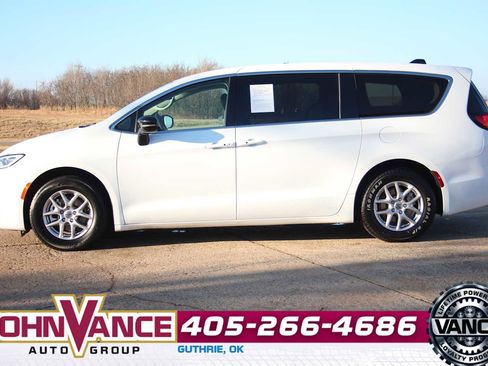 Used 2024 Chrysler Pacifica Touring-L image 5