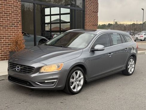 Used 2017 Volvo V60 T5 Premier w/ Convenience Package image 1