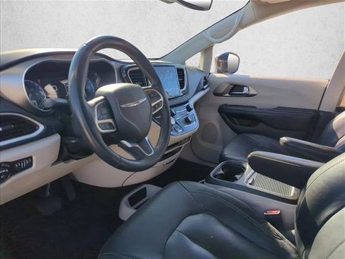 Used 2022 Chrysler Pacifica Touring-L image 5