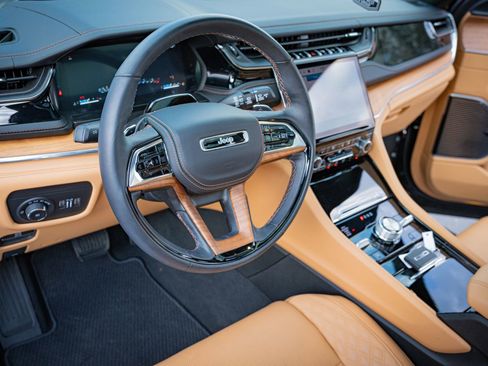 Used 2025 Jeep Grand Cherokee Summit image 15
