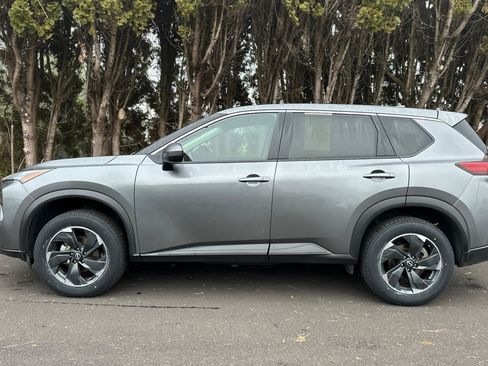 Used 2024 Nissan Rogue SV image 7