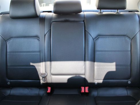 Used 2017 Volkswagen Passat 1.8T SE image 4