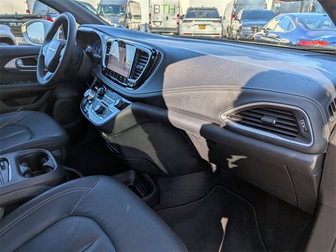 Used 2022 Chrysler Pacifica Touring-L w/ S Appearance Package image 25