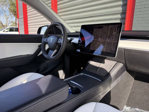Used 2021 Tesla Model Y Long Range image 15