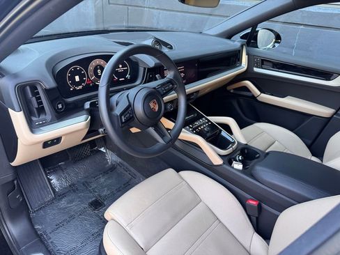 Certified 2025 Porsche Cayenne Coupe image 16