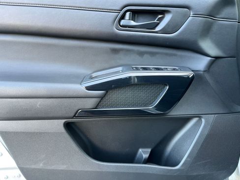 Used 2025 Nissan Pathfinder SV image 18