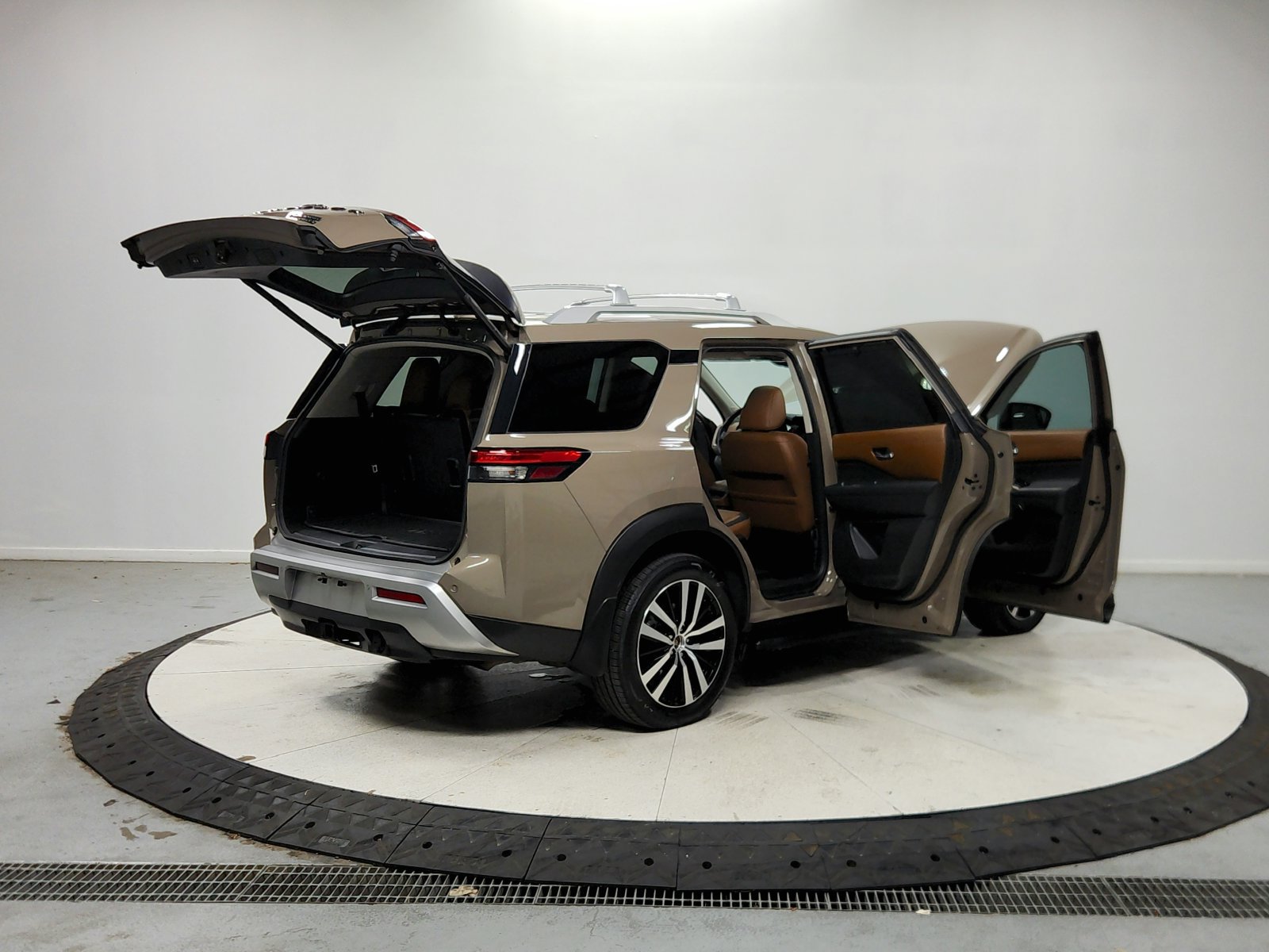 Used 2023 Nissan Pathfinder Platinum w/ Cargo Package AWD/4WD image 16