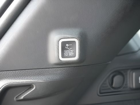 Used 2023 Jeep Grand Cherokee Overland w/ Adv Protech Group III AWD/4WD image 12