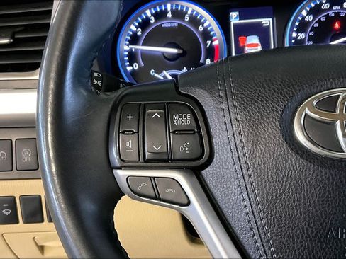 Used 2019 Toyota Highlander XLE FWD image 22