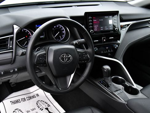 Used 2024 Toyota Camry SE image 16