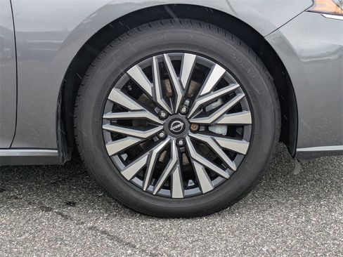 Used 2024 Nissan Altima 2.5 SV image 11