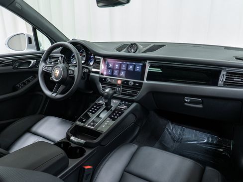 Used 2025 Porsche Macan image 17