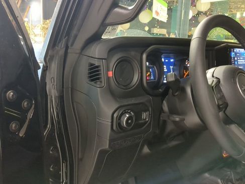 Used 2025 Jeep Wrangler Unlimited Rubicon w/ XTREMEE 35" Tire Package image 17