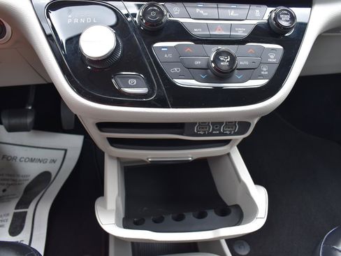Used 2023 Chrysler Pacifica Touring-L FWD image 42