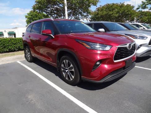 Used 2023 Toyota Highlander XLE FWD image 3