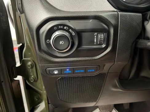 Used 2024 Jeep Wrangler Unlimited w/ Convenience Group AWD/4WD image 25