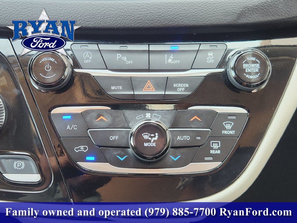 Used 2024 Chrysler Pacifica Touring-L FWD image 14