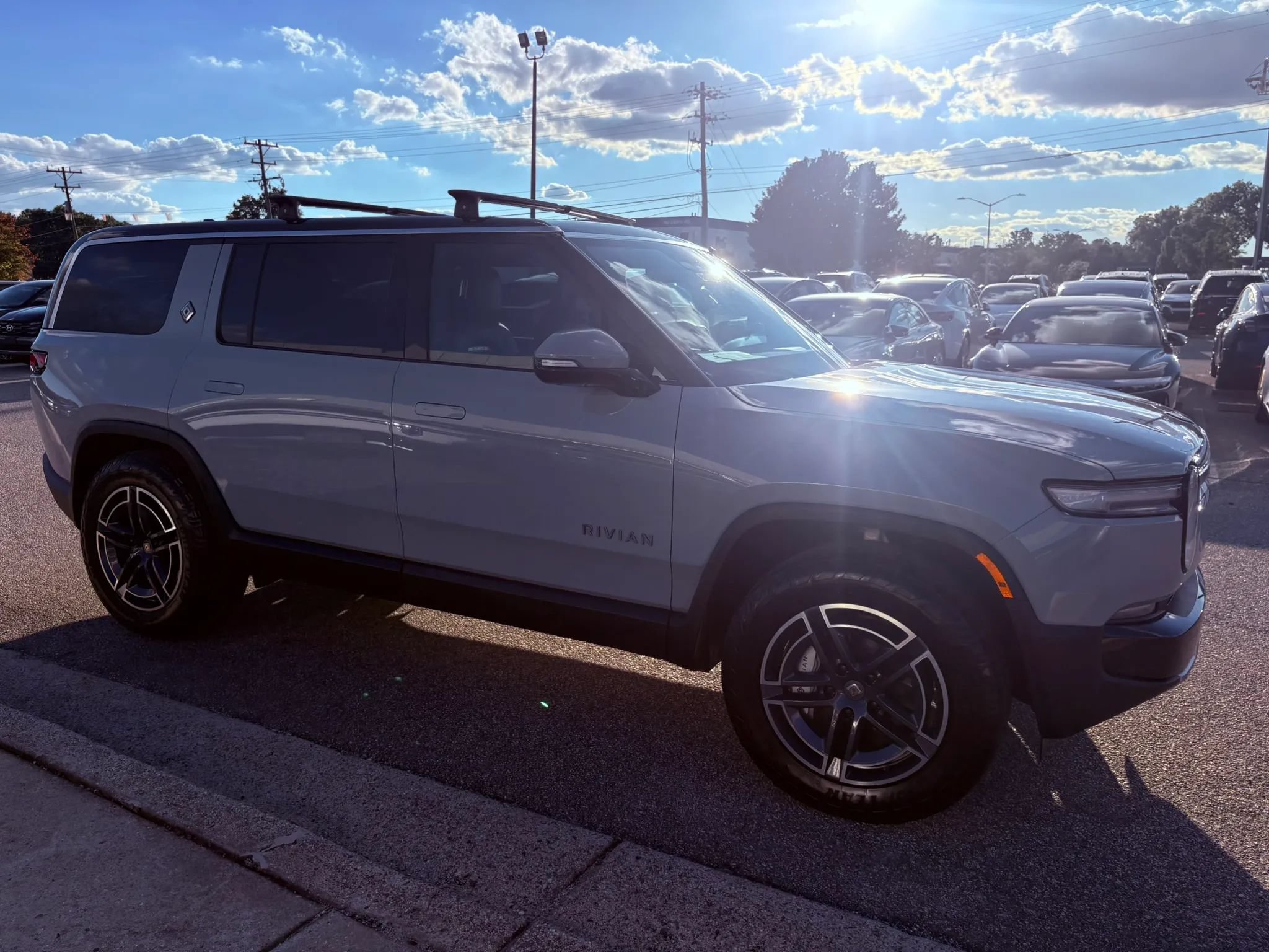 Used 2025 Rivian R1S Adventure Dual AWD/4WD image 32