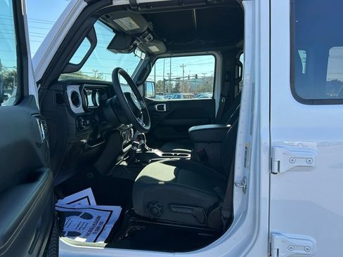 Used 2024 Jeep Wrangler Sahara image 15