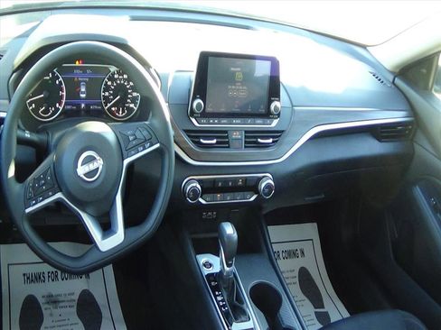 Used 2025 Nissan Altima 2.5 SV image 12