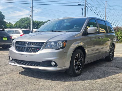 Used 2016 Dodge Grand Caravan SXT FWD image 2