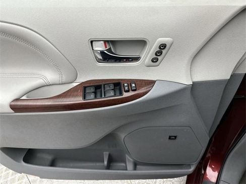 Used 2014 Toyota Sienna Limited image 13