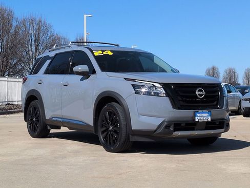 Used 2024 Nissan Pathfinder Platinum image 4