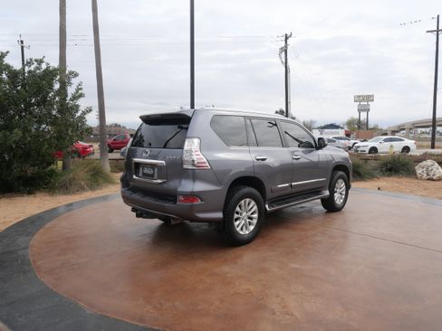 Used 2017 Lexus GX 460 image 2