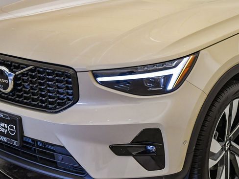 Certified 2025 Volvo XC40 B5 Ultra w/ Climate Package image 8