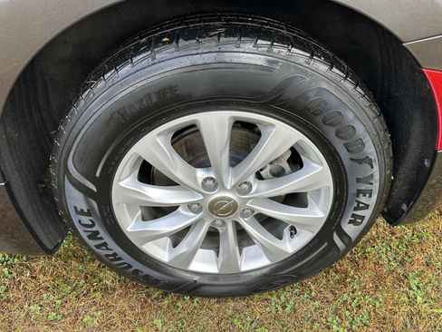 Used 2018 Chrysler Pacifica Touring-L FWD image 3