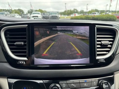 Used 2024 Chrysler Pacifica Touring-L FWD image 17
