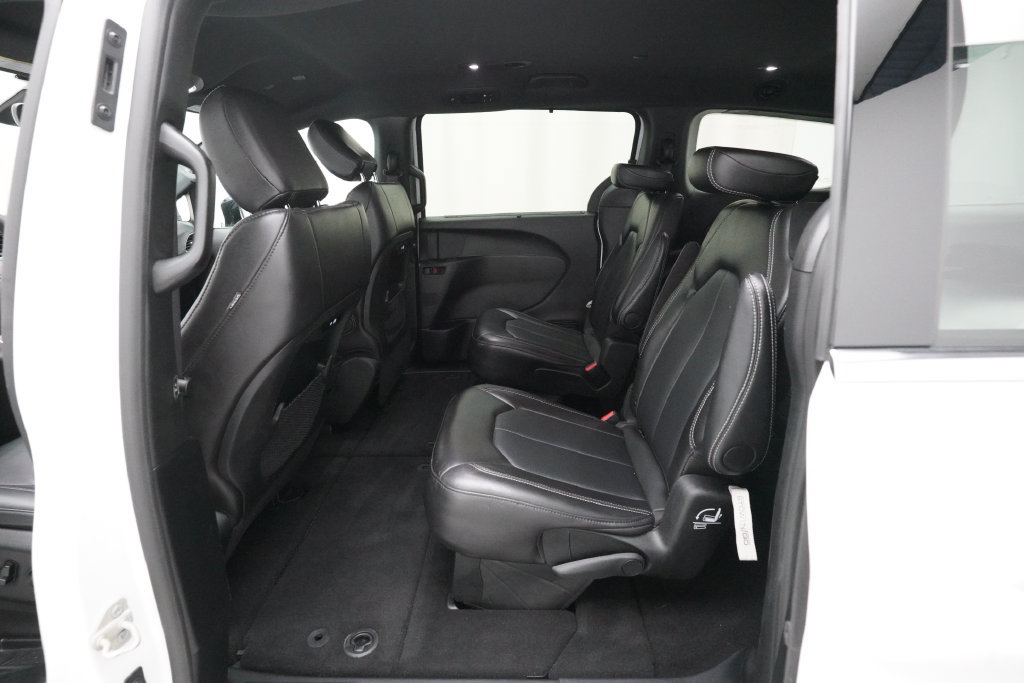 Used 2025 Chrysler Pacifica Select FWD image 16