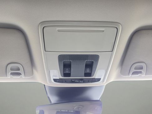 Used 2025 Honda Pilot Touring image 13