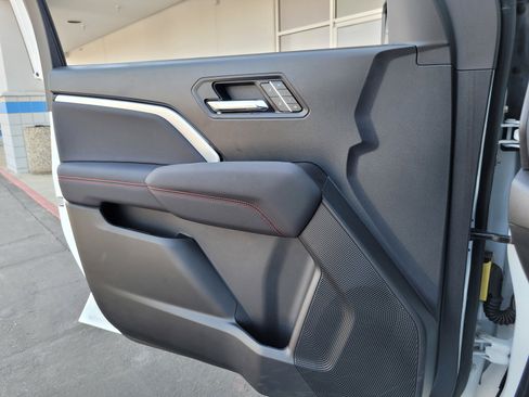 Used 2025 Chevrolet Colorado Z71 w/ Technology Package AWD/4WD image 25