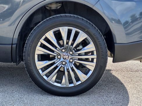 Used 2024 Toyota Venza XLE AWD/4WD image 23